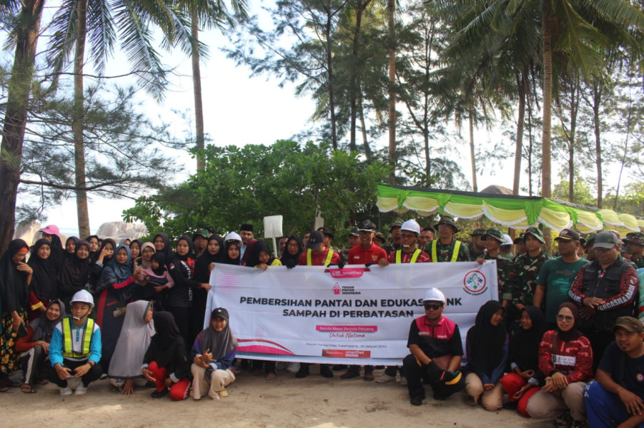 Jaga Pantai Tetap Asri, Community Smartfren Natuna Gelar Bersih-bersih Pantai