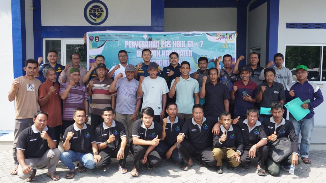 Dukung Keselamatan Pelayaran, KSOP Kuala Cinaku Serahkan Sertifikat Legalitas Kapal