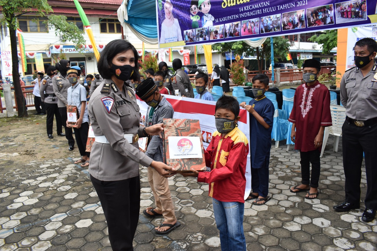 Sempena Acara Sunat Massal, Polwan Polres Inhu Salurkan Bansos