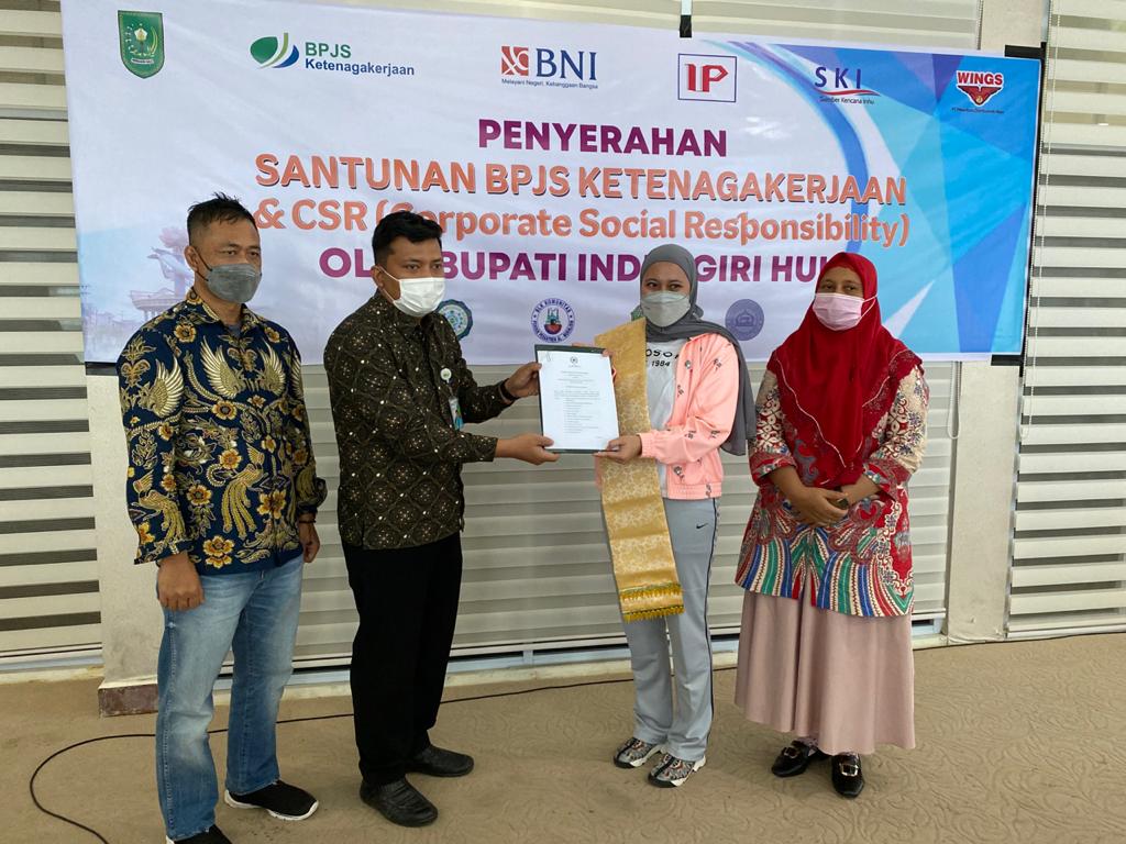 Bersama Bupati Rezita,  BPJAMSOSTEK Rengat Serahkan Santunan