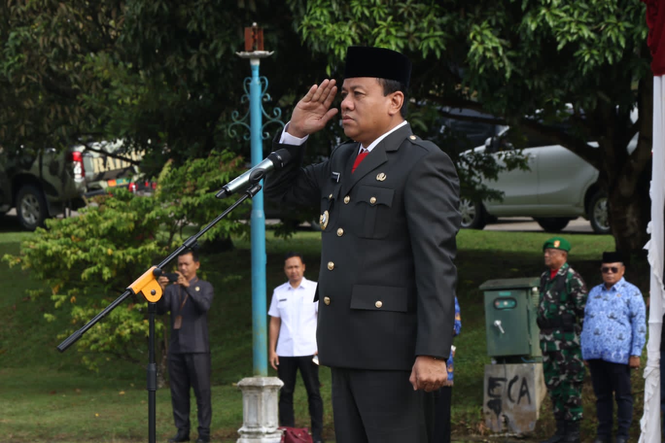 Peringati Hari Pahlawan Plt Bupati Tabur Bunga Di Makam Pahlawan