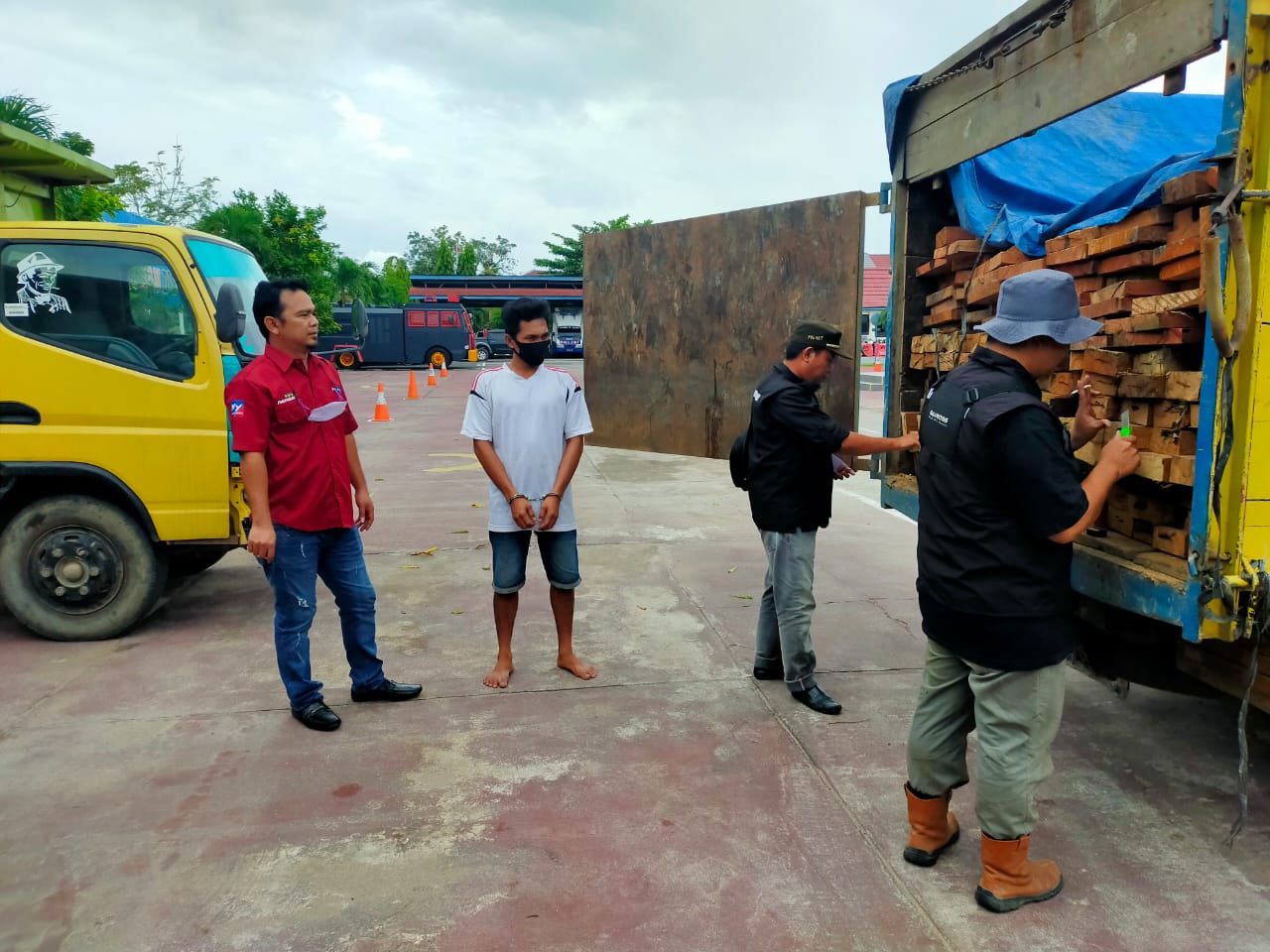 Kembali Polres Inhu dan Polhut Amankan 1 Truk Kayu Ilegal Dari TNBT