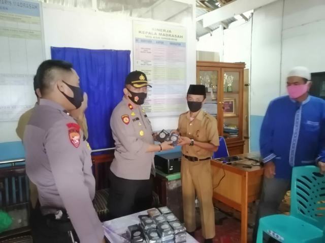 Kapolsek Tapung Serahkan Bantuan Al-Qur'an Untuk MIS As-Shobirin Desa Tanjung Sawit