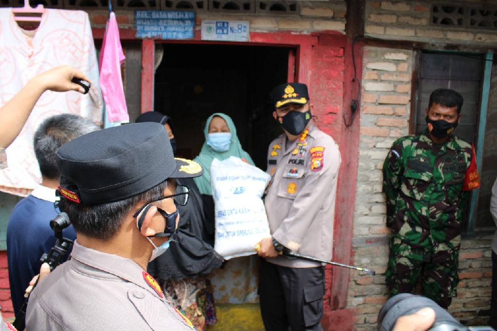 Kapolresta Berikan Bansos Secara Simbolis ke Rumah Warga Terdampak Covid-19