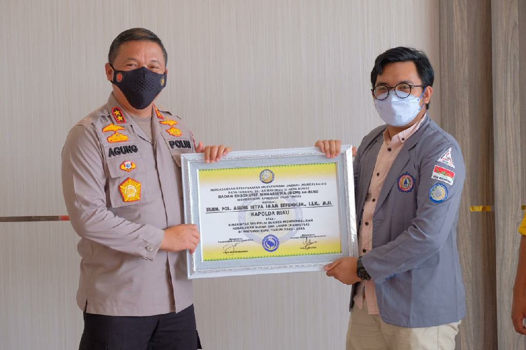 Kapolda Riau Terima Dua Penghargaan dari Badan Eksekutif Mahasiswa se-Riau
