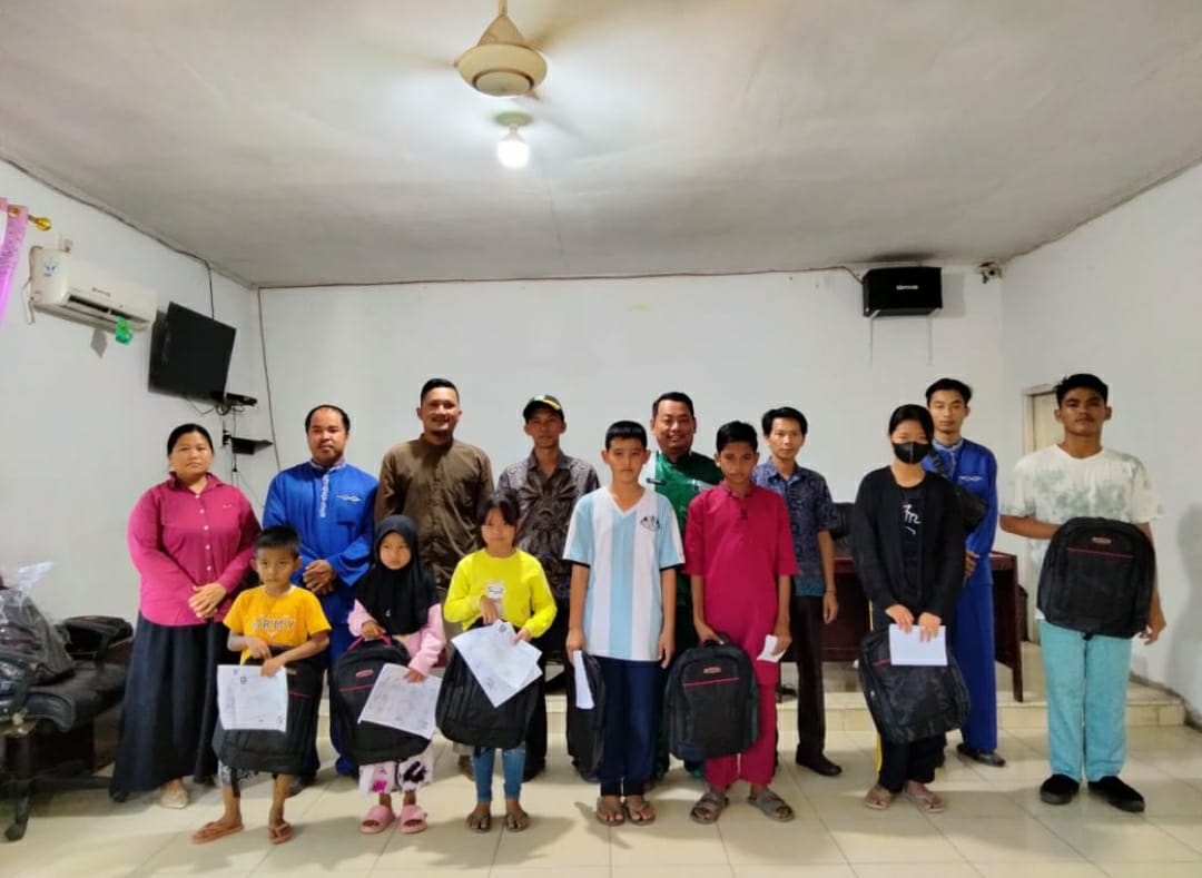 Pemdes Tanjung Medang Serahkan 200 Tas Untuk Siswa/Siswi Tingkat SD, SMP Dan SMA