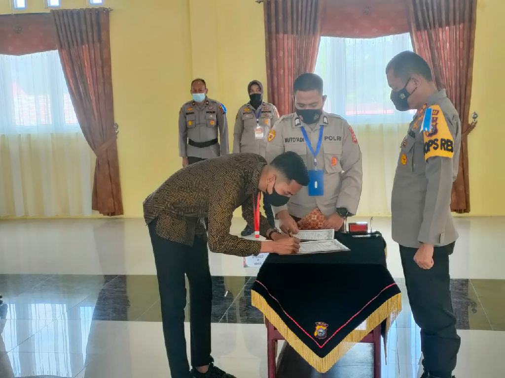 Panitia dan Peserta Seleksi Calon Anggota Polri T.A 2021 di Polres Kampar Tandatangani Pakta Integri