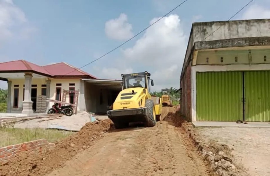 PT. SAI Bantu Perbaikan Jalan Pemukiman Warga Dusun III Desa Sei Kuning