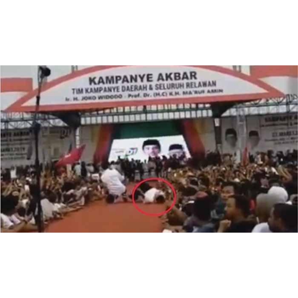 Iriana Terjengkang, Jokowi Lanjut Selfie