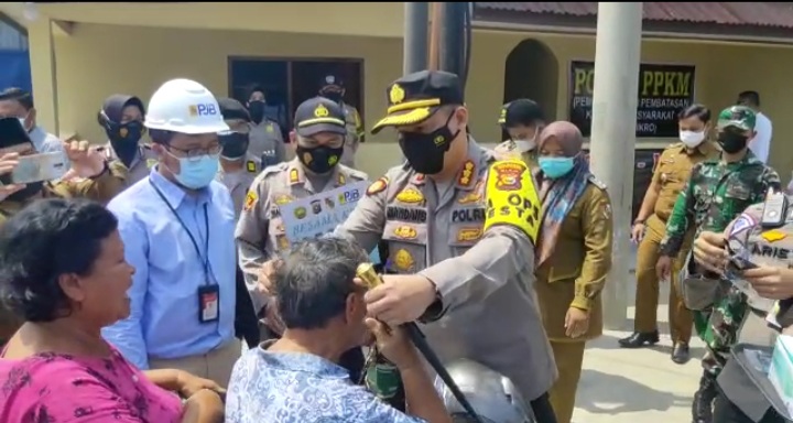 Kapolresta Pekanbaru Pimpin Pembagian 1000 Pcs Masker di Posko COVID-19 