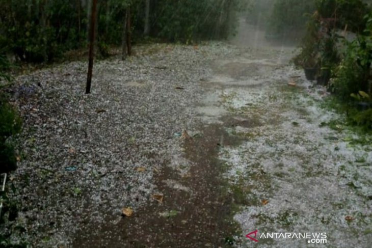 Hujan es sebesar kelereng turun di lima desa Aceh Tengah