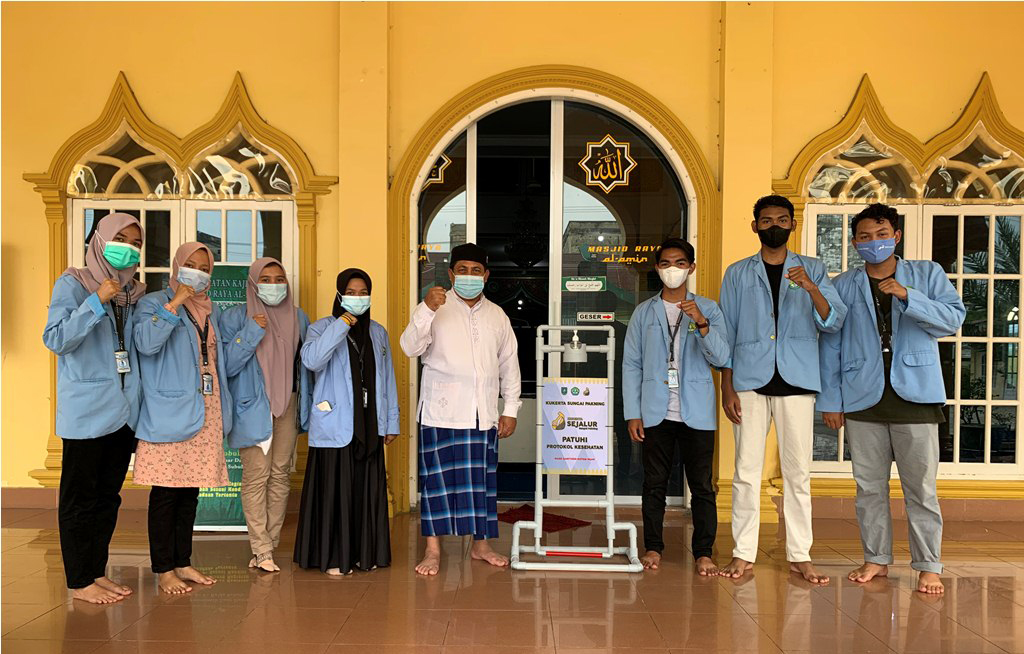 Tim Kukerta Balek Kampung UNRI Serahkan Media Hand Sanitizer Sitem Injak ke Seluruh Tempat Ibadah