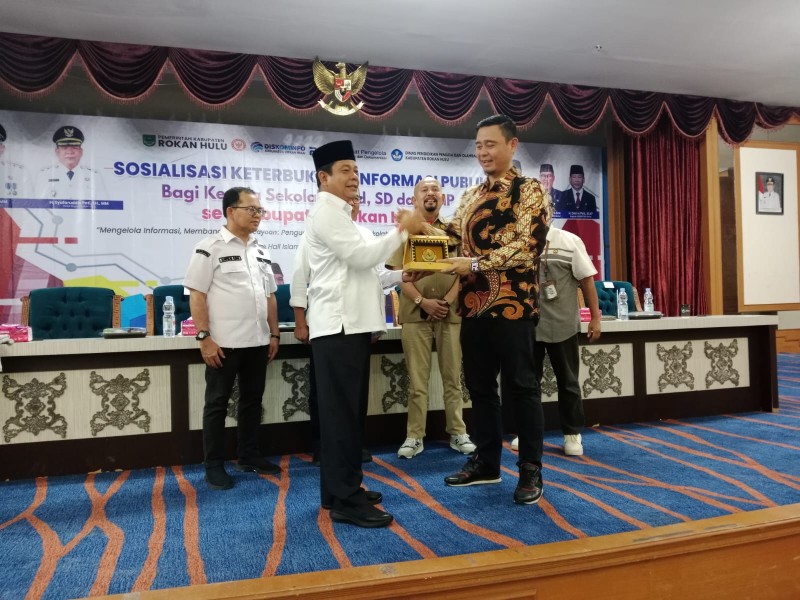 Wabup Syafaruddin Poti Buka Sosialisasi Keterbukaan Informasi Publik bagi Kepala Sekolah se-Rokan Hulu