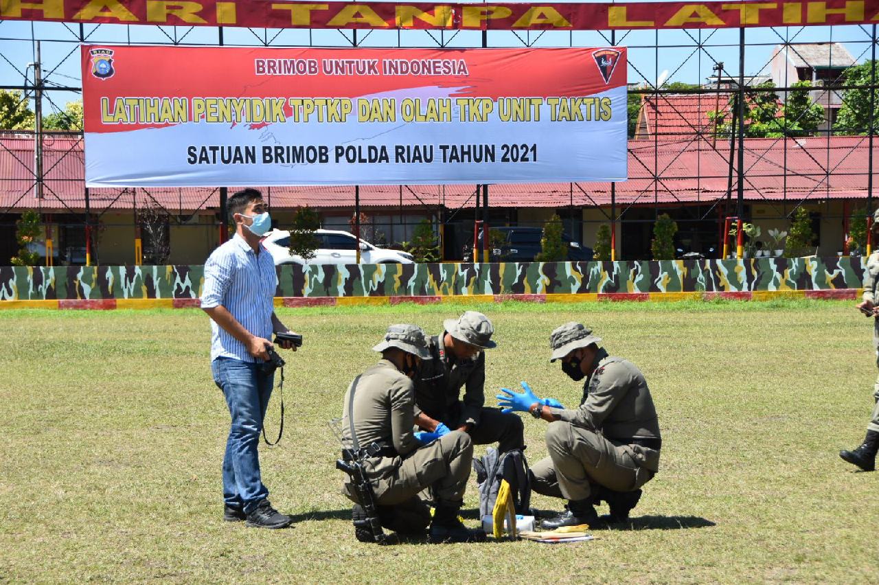Personel Satuan Brimob Polda Riau Laksanakan Simulasi TPTKP dan Olah TKP Unit Taktis