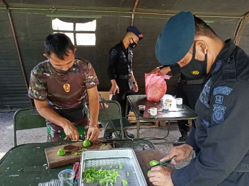 TNI POLRI dan Dinas Sosial Buat Dapur Lapangan Dampak Covid 19