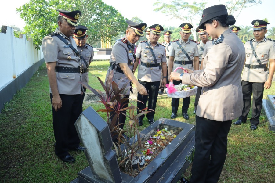 Polres Inhu Gelar Ziarah dan Tabur Bunga di TMP Indra Bhakti, Wujudkan Semangat Patriotisme PolriL