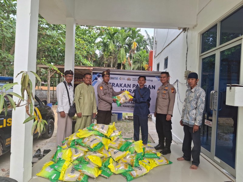 Polres Inhu Gelar Gerakan Pangan Murah, 100 Sak Beras SPHP Disalurkan di Desa Seresam