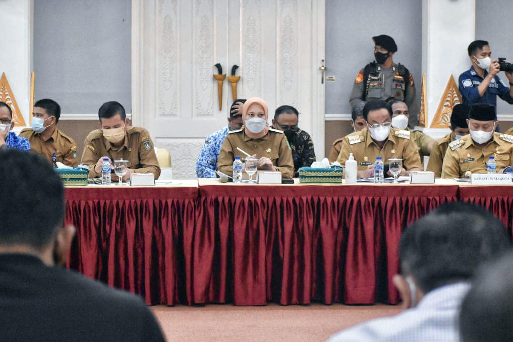 Bupati Inhu Ikuti Rakor Bersama Gubernur, Pengusaha dan Petani Sawit di Riau