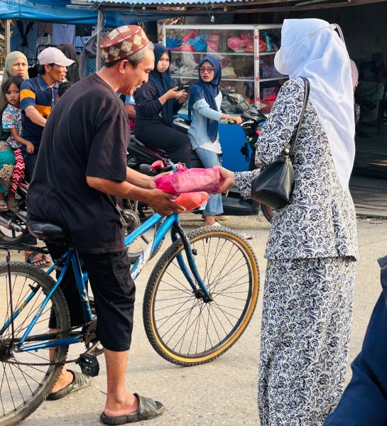 IIBI Ranting Kateman Berbagi Berkah Ramadan, Ratusan Takjil Dibagikan di Kawasan DAM Sungai Guntung
