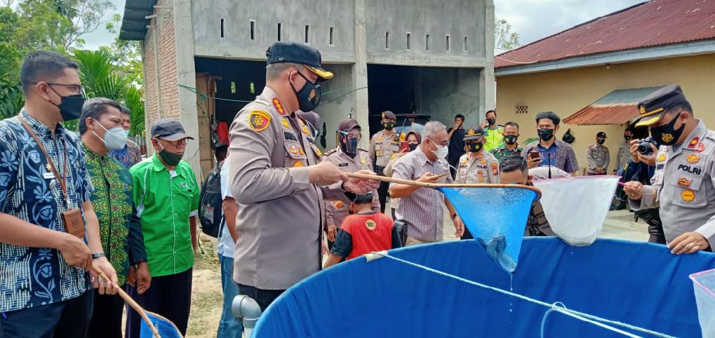 Kapolresta Pekanbaru Sambangi Kampung Tangguh Nusantara Budidaya Ikan Lele Tanjung Rhu