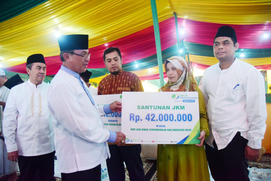 Safari Ramadhan di INHIL, Gubernur Riau  Serahkan Santunan 84 Juta Peserta BPJAMSOSTEK