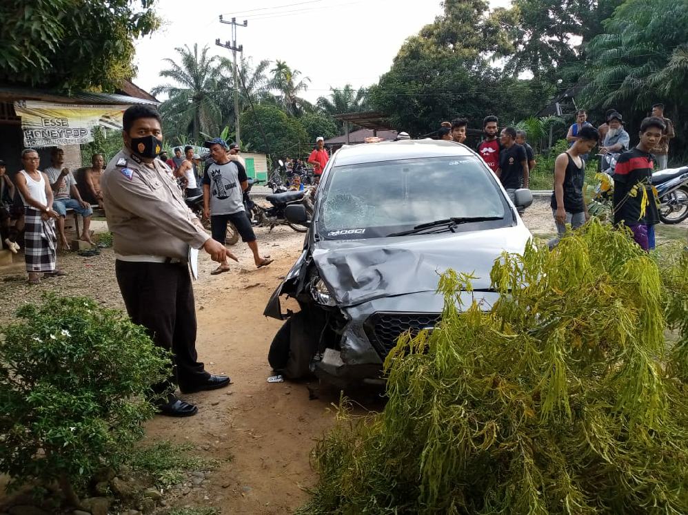 Pecah Ban Depan Lalu Hilang Kendali, Mobil Datsun Tabrak Motor di Wilayah Batu Langka Kuok