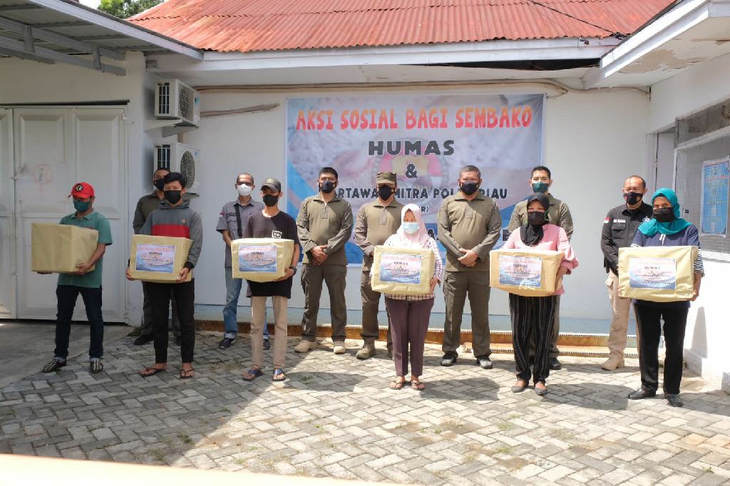 Humas Polda Riau Bersama WMPR Bagikan 250 Paket Sembako Untuk Masyarakat Terdampak Covid-19