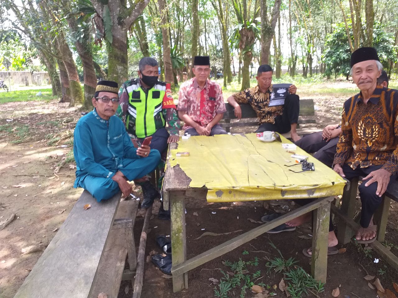 Ngopi Bareng, Serda Mulyonsen Himbau Kades Se-Kecamatan Peranap Sinergi Cegah Covid 19