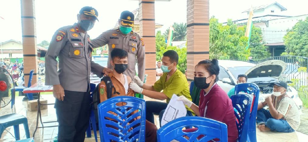 Polres Kampar dan RS Pelita Gelar Vaksinasi di Daerah Terpencil Desa Gunung Sari