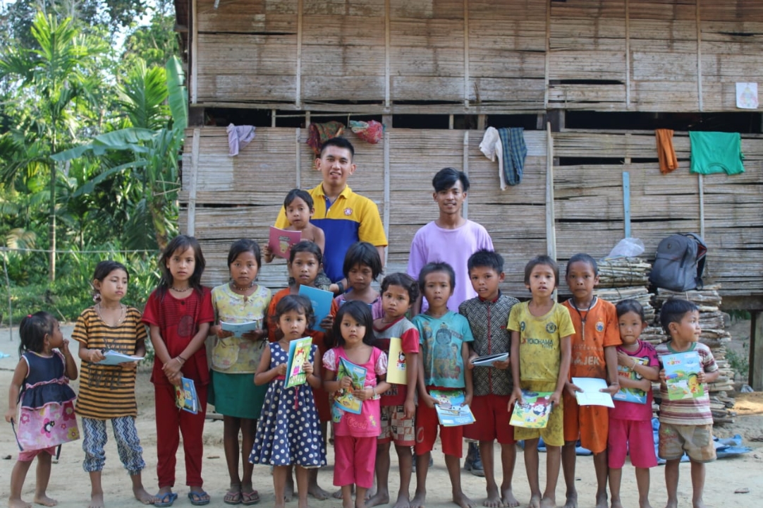 Kunjungi Daerah Marginal Dusun Datai, Karang Taruna Batang Gansal Serahkan Bantuan