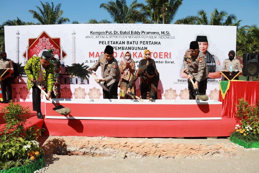 Wakapolri Letakkan Batu Pertama Pembangunan Masjid Al Kastoeri Pekanbaru