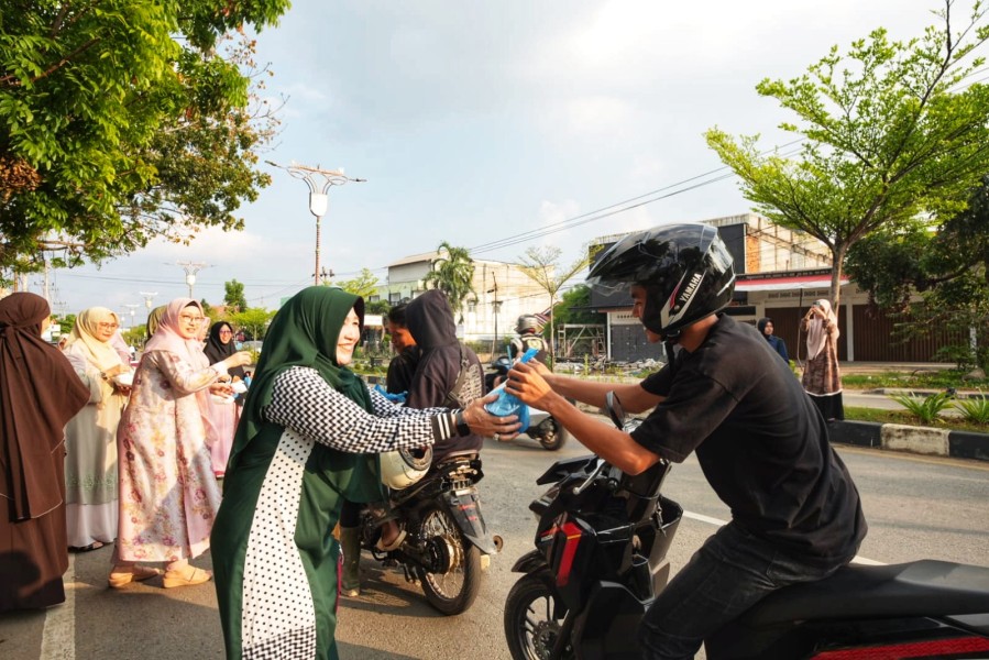 DWP Kuansing Berbagi Takjil  Pembina Momentum Menebar Kepedulian dan Mempererat Silaturahmi