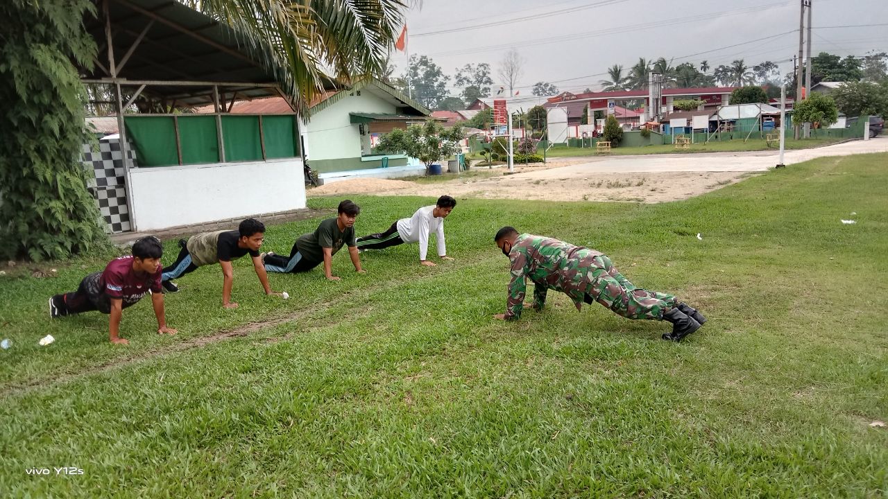 Agar Tetap Bugar, Serda Trila Saputra Bimbing Pemuda Peranap Latihan Fisik