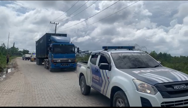 Pergeseran Dua Kontainer Logistik Pemilu 2024 Dikawal Ketat Oleh Petugas Kepolisian