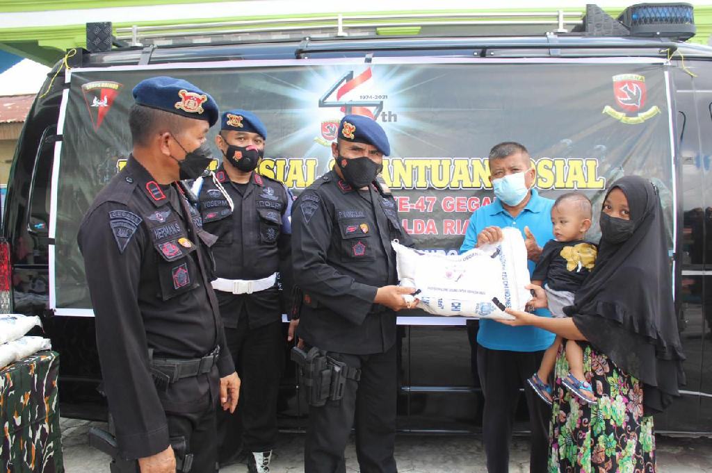 Jelang HUT ke-47 Gegana, Personel Detasemen Gegana Satbrimob Polda Riau Laksanakan Bakti Sosial