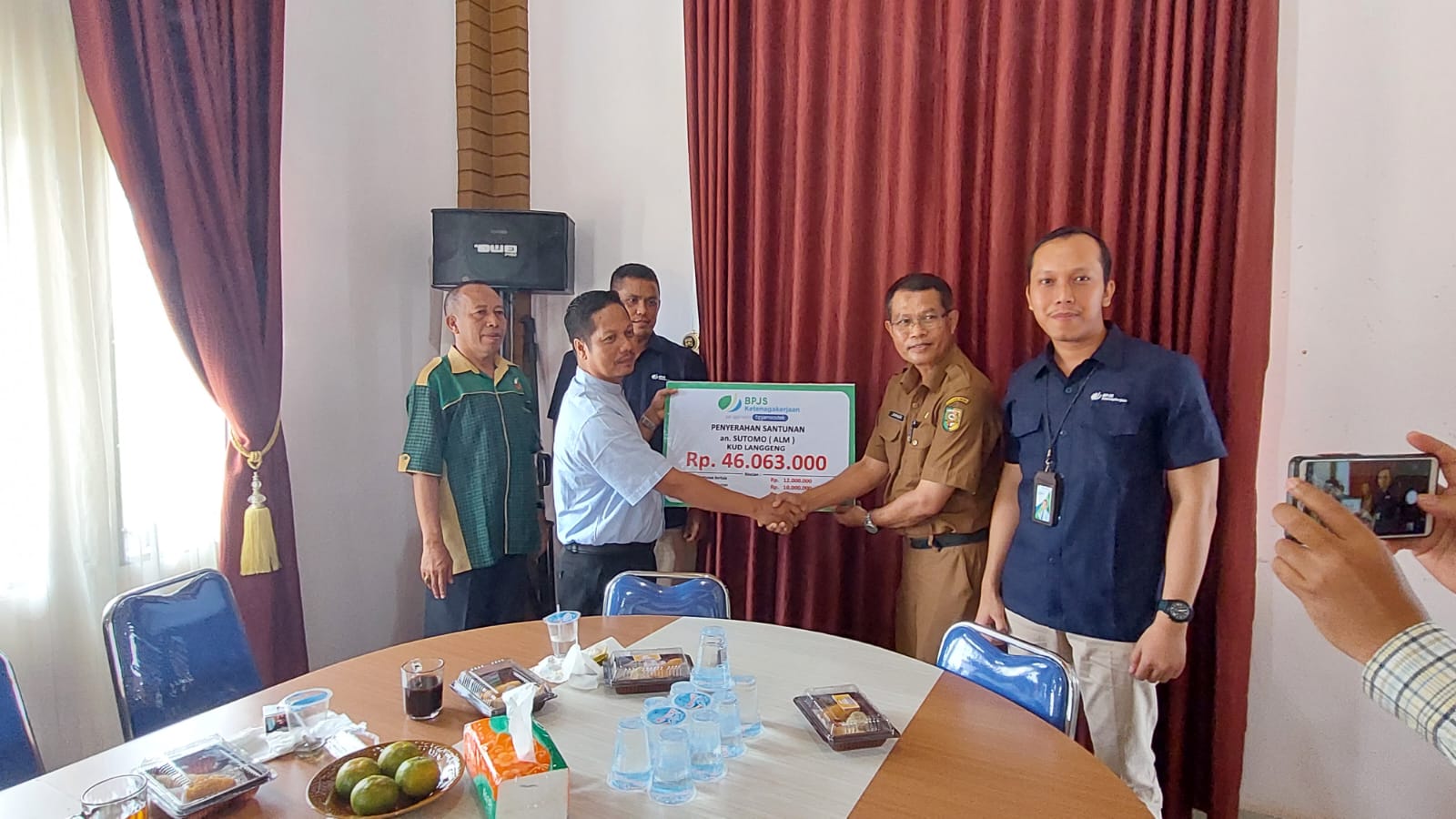 Simbolis Penyerahan Santunan JKM Pengurus KUD Langgeng