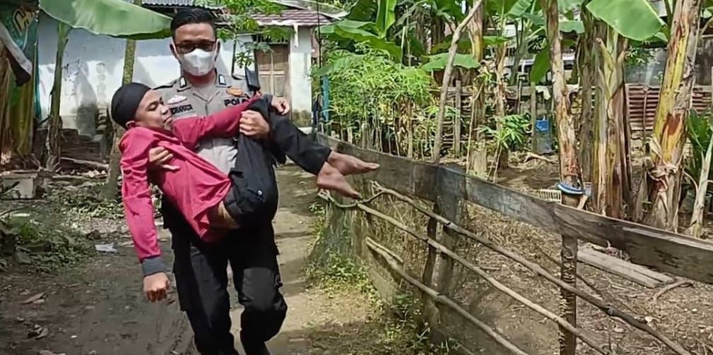 Keluarga Tak Punya Biaya, Polisi di Inhu Bopong Remaja Lumpuh dan Membawanya ke Rumah Sakit