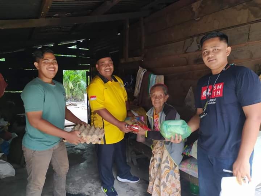 Budi Santoso Serahkan Bantuan Sembako Bagi Warga Terdampak Corona di Kecamatan Lubuk Batu Jaya