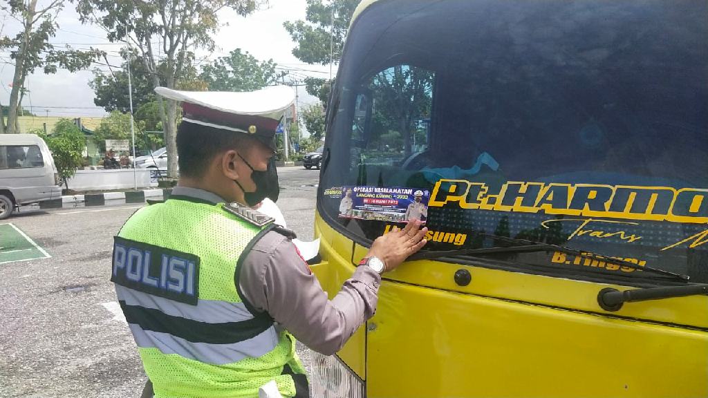 Lagi, Polantas Kampar Tempelkan Stiker Operasi Keselamatan Lancang Kuning 2022