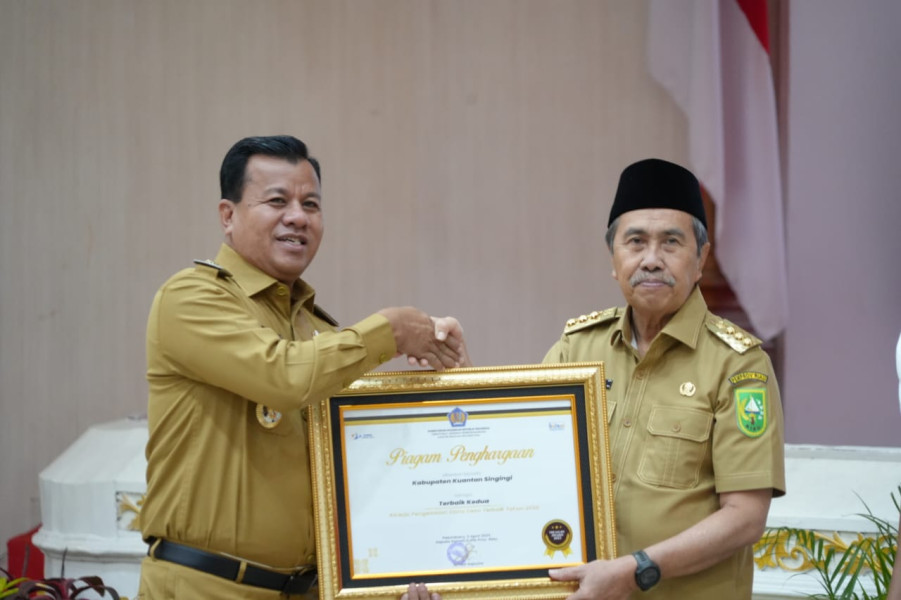 Diserahkan Gubernur Riau  Kuansing Terima Penghargaan Sebagai Kabupaten Kinerja Pengelolaan Dana Desa Terbaik