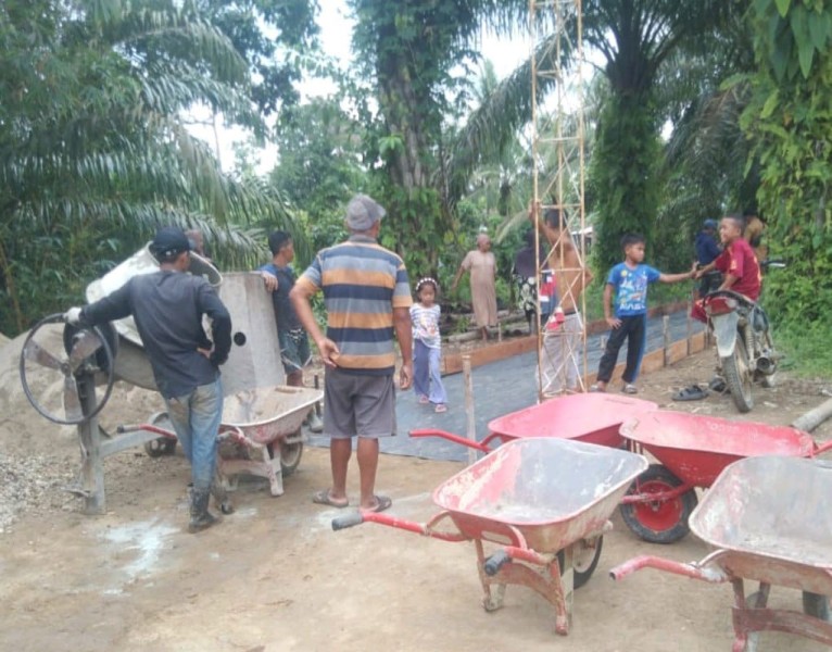 Padat Karya Tunai Desa, Wujud Pemberdayaan Warga oleh Pemdes Tanjung Danau