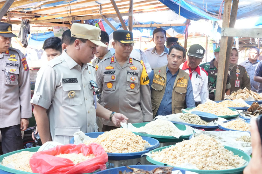 Tinjau Kesiapan Lebaran Plt Bupati Dan Kapolres Tinjau  Pasar, Dan Poskotik Lebaran