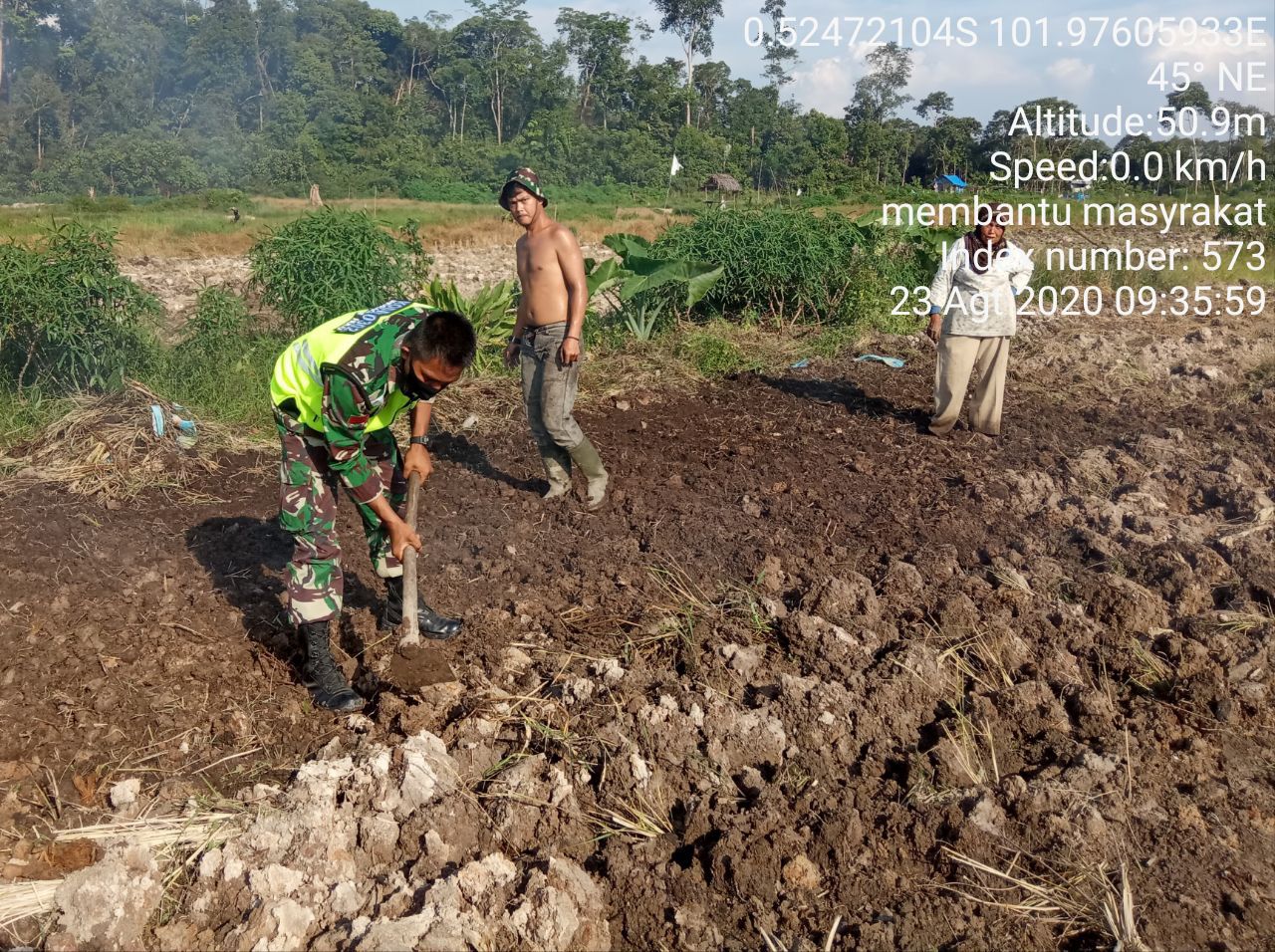 Disela Kesibukan Bertugas, Praka Manurung Partisipasi Membantu Petani Tanam Padi