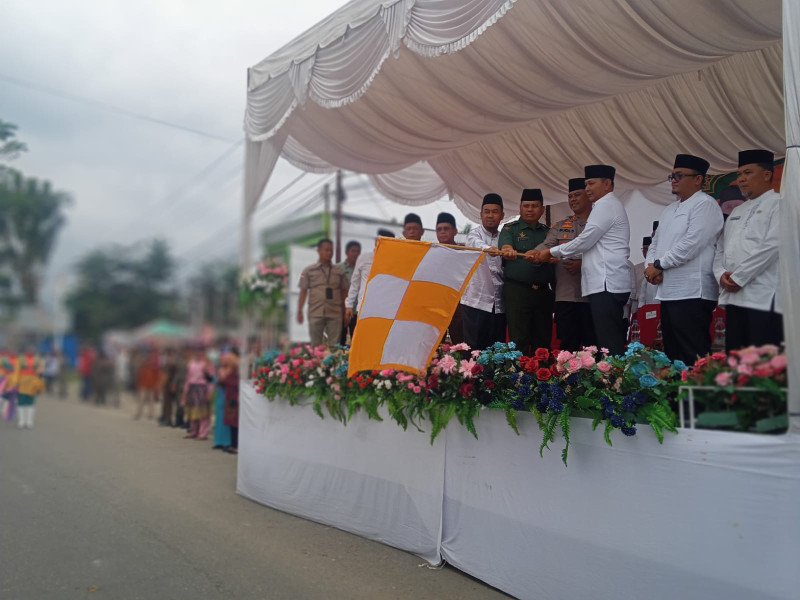 Pawai Ta'aruf MTQ Ke-24 Kabupaten Rohul Secara Resmi Di Lepas Wabup H. Indra Gunawan