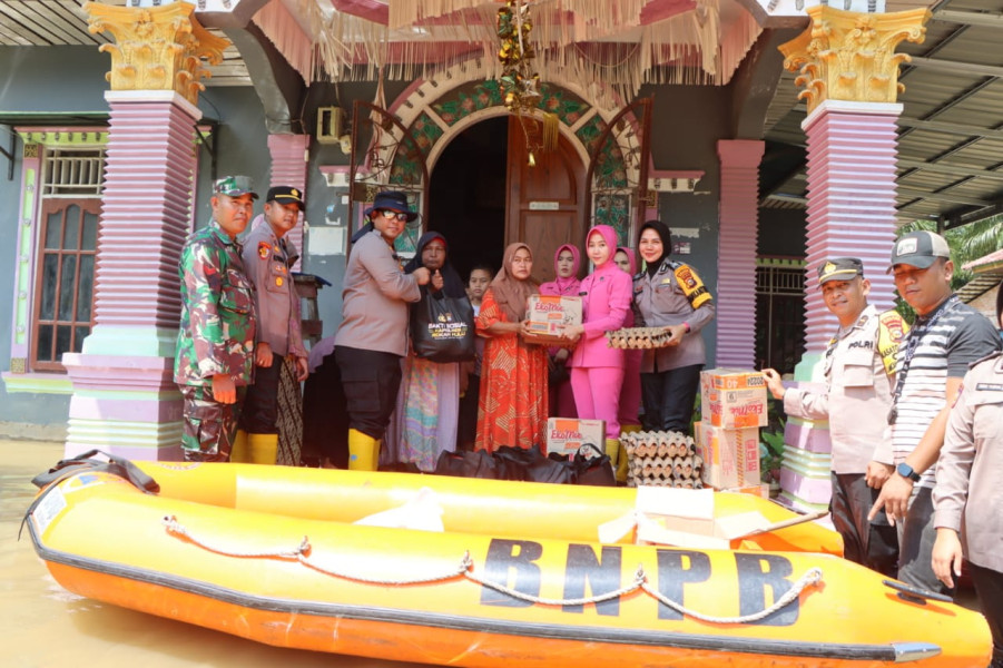 Kapolres Rohul Salurkan Bantuan Untuk Warga Yang Terdampak Banjir