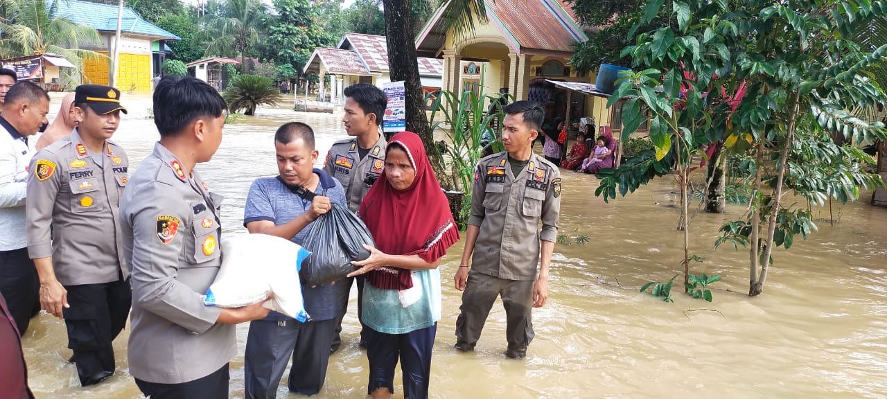 Akibat Luapan Air Sungai Desa Petapahan, Polsek Kuantan Mudik Bantu Warga Yang Terkena Luapan Banjir