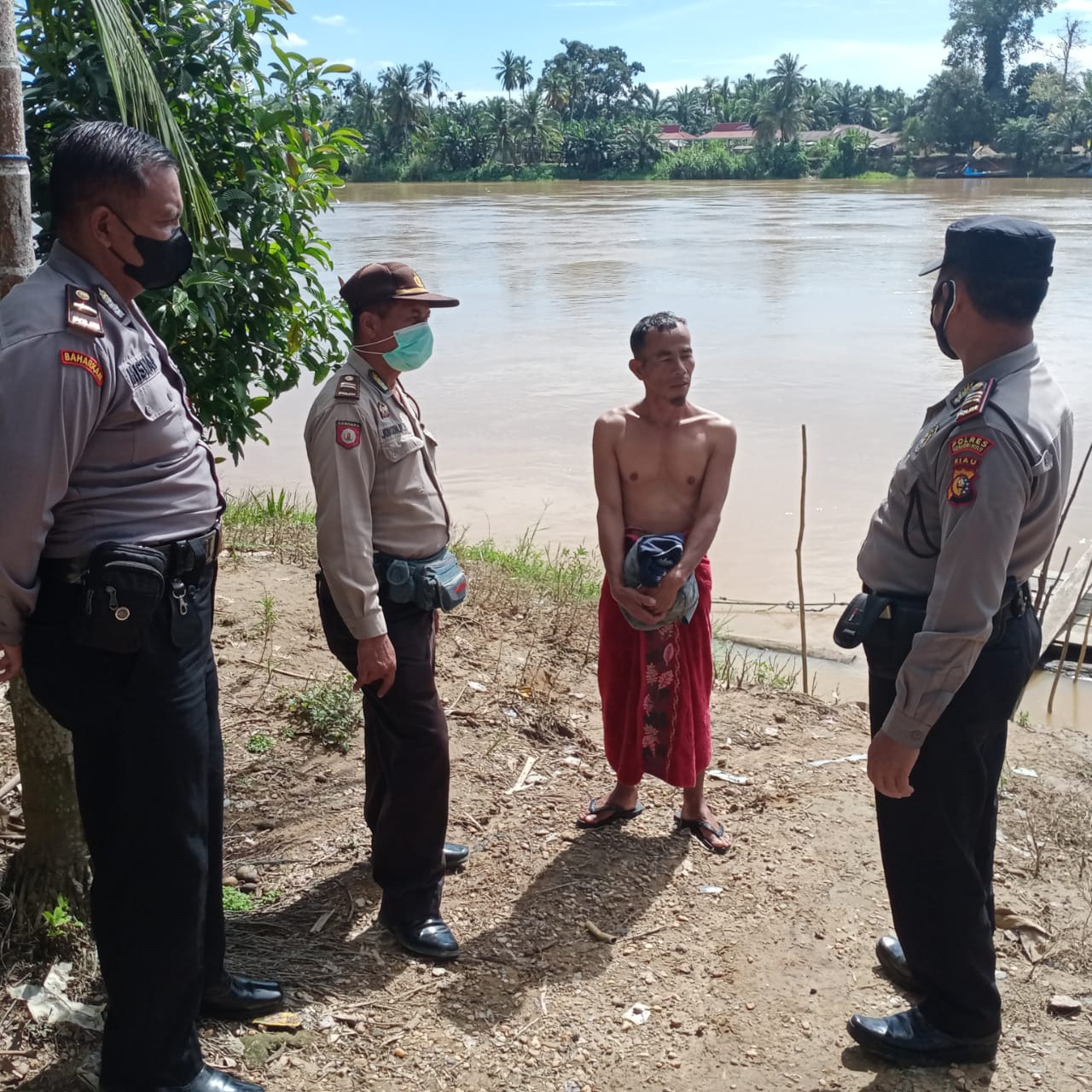 Debit Air Sungai Indragiri Naik Gegara Hujan Berkepanjangan, Polsek Cek ke Lapangan