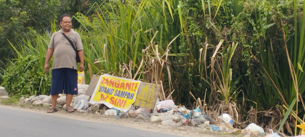 Bahu Jalan Lintas Timur Jadi Tempat Pembuangan Sampah, Warga Geram