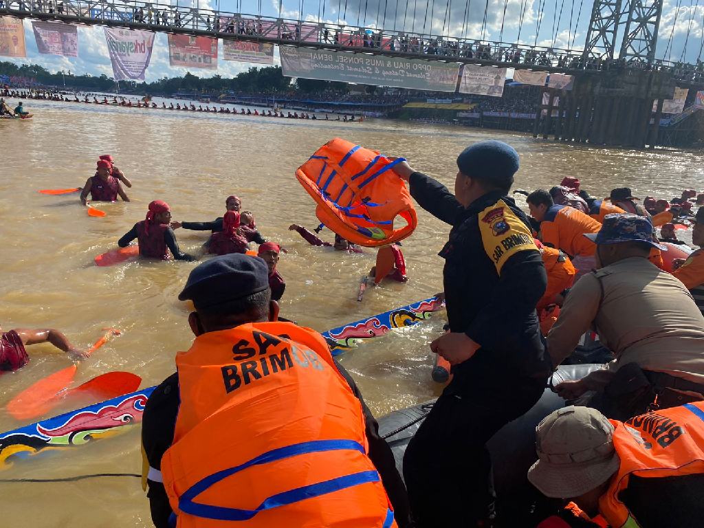 Tim SAR Brimob Polda Riau Evakuasi Peserta Pacu Jalur Kuansing yang Alami Cedera Fisik