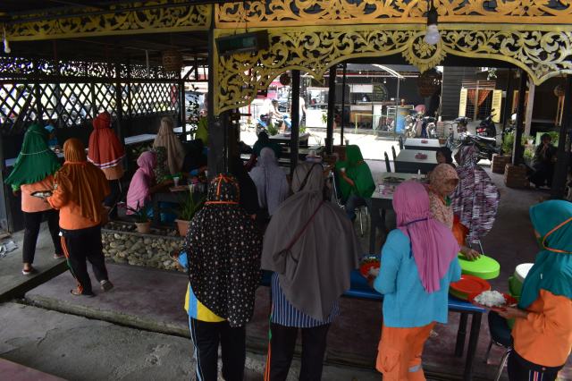 Jum'at Barokah, Polres Kampar Ajak Petugas Kebersihan, Tukang Becak dan Tukang Parkir Makan Siang